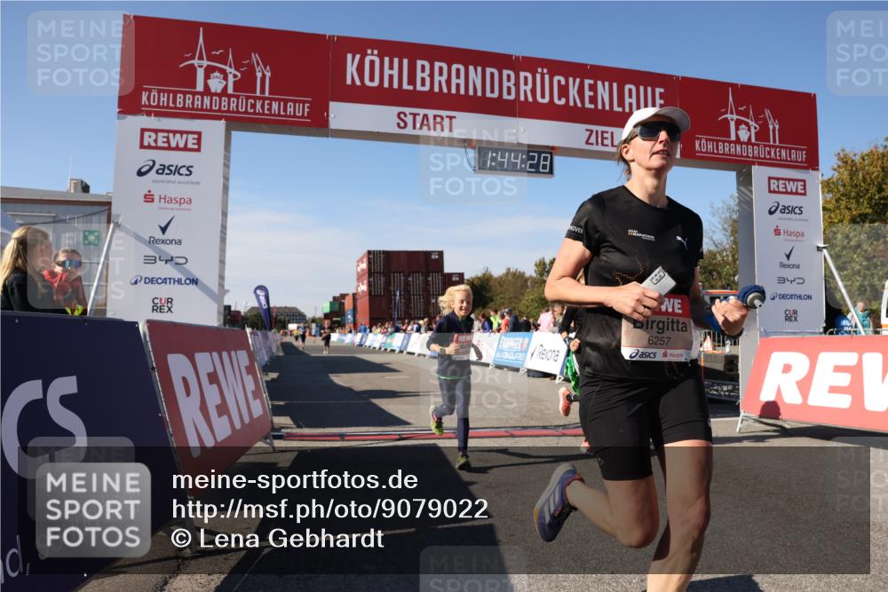 03.10.2025 - Köhlbrandbrückenlauf Lena Gebhardt http://msf.ph/oto/9079022 03.10.2025 13:44:29 Ziel 5904, 5905, 6257, 6258 meine-sportfotos.de