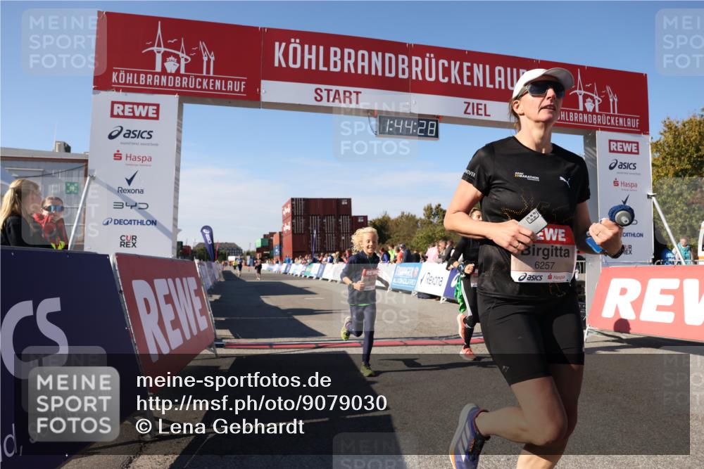 03.10.2025 - Köhlbrandbrückenlauf Lena Gebhardt http://msf.ph/oto/9079030 03.10.2025 13:44:29 Ziel 5904, 5905, 6257, 6258 meine-sportfotos.de