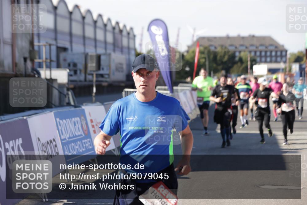 03.10.2025 - Köhlbrandbrückenlauf Jannik Wohlers http://msf.ph/oto/9079045 03.10.2025 13:17:39 Ziel 4012, 4410, 4645, 4746, 4818, 5339, 5906, 5909, 6069, 6331, 6388, 6704, 6710 meine-sportfotos.de