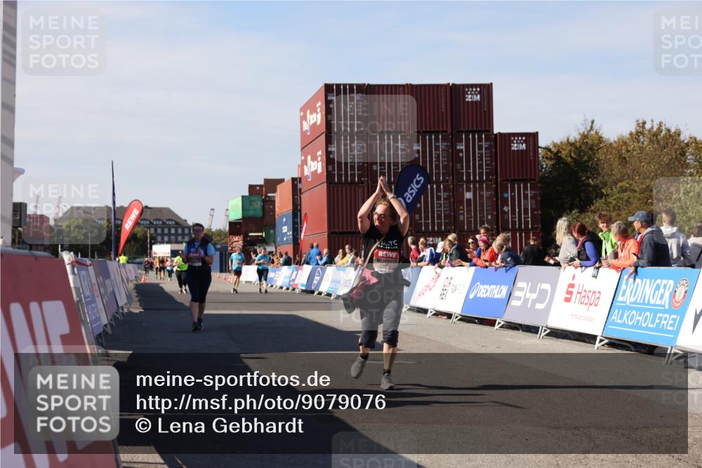 03.10.2025 - Köhlbrandbrückenlauf Lena Gebhardt http://msf.ph/oto/9079076 03.10.2025 13:44:36 Ziel 5696, 5904, 5905, 5919, 6257 meine-sportfotos.de