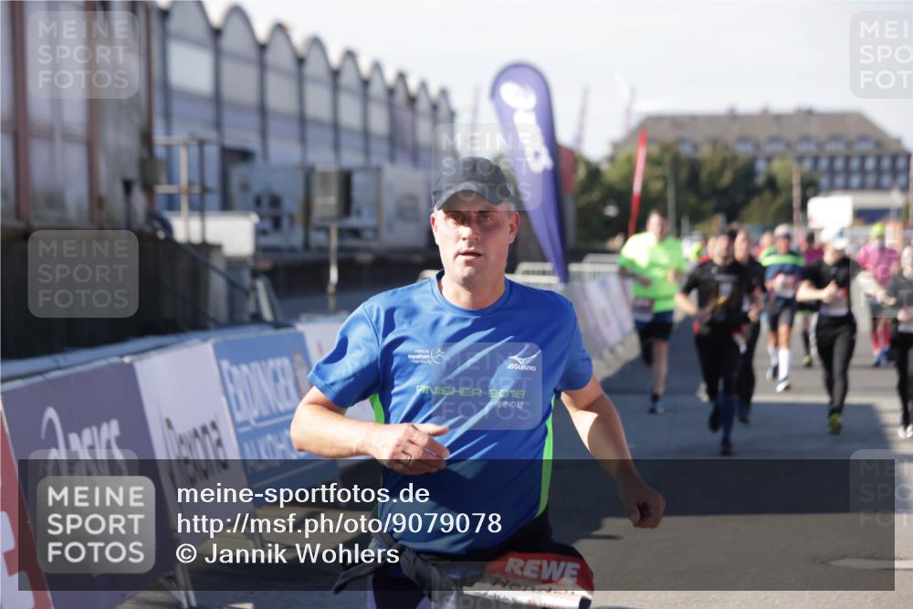 03.10.2025 - Köhlbrandbrückenlauf Jannik Wohlers http://msf.ph/oto/9079078 03.10.2025 13:17:39 Ziel 4012, 4410, 4645, 4746, 4818, 5339, 5906, 5909, 6069, 6331, 6388, 6704, 6710 meine-sportfotos.de
