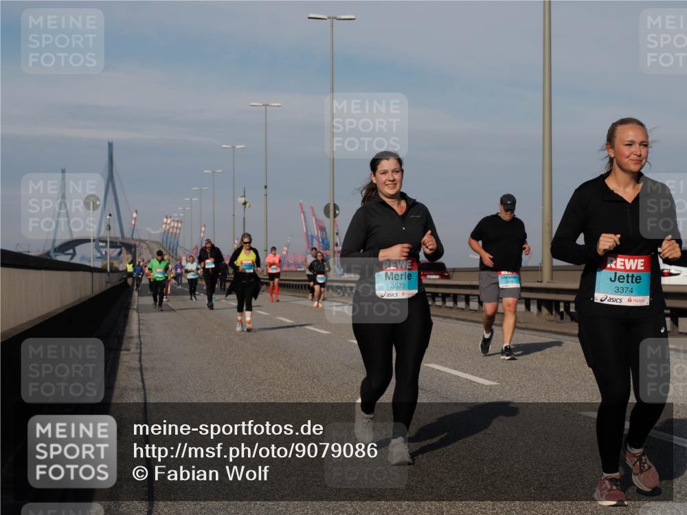 03.10.2025 - Köhlbrandbrückenlauf Fabian Wolf http://msf.ph/oto/9079086 03.10.2025 10:16:58 Position 3 3373, 3374 meine-sportfotos.de