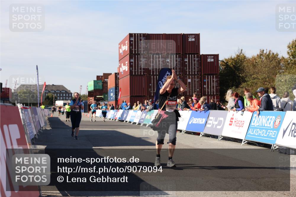 03.10.2025 - Köhlbrandbrückenlauf Lena Gebhardt http://msf.ph/oto/9079094 03.10.2025 13:44:36 Ziel 5696, 5904, 5905, 5919, 6257 meine-sportfotos.de