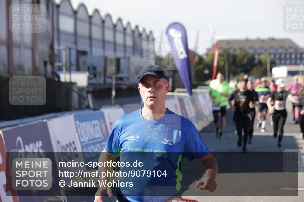 03.10.2025 - Köhlbrandbrückenlauf Jannik Wohlers http://msf.ph/oto/9079104 03.10.2025 13:17:39 Ziel 4012, 4410, 4645, 4746, 4818, 5339, 5906, 5909, 6069, 6331, 6388, 6704, 6710 meine-sportfotos.de