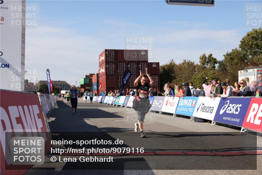 03.10.2025 - Köhlbrandbrückenlauf Lena Gebhardt http://msf.ph/oto/9079116 03.10.2025 13:44:37 Ziel 5696, 5904, 5905, 5919 meine-sportfotos.de