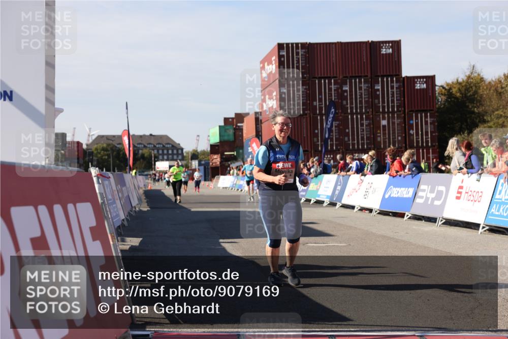 03.10.2025 - Köhlbrandbrückenlauf Lena Gebhardt http://msf.ph/oto/9079169 03.10.2025 13:44:41 Ziel 5696, 5919 meine-sportfotos.de