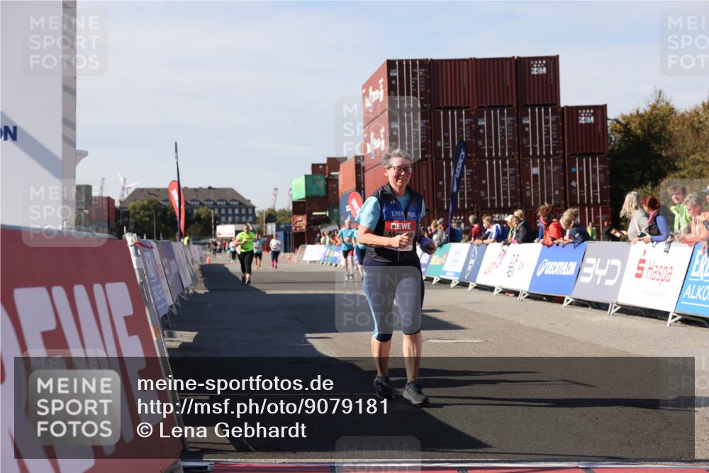 03.10.2025 - Köhlbrandbrückenlauf Lena Gebhardt http://msf.ph/oto/9079181 03.10.2025 13:44:41 Ziel 5696, 5919 meine-sportfotos.de