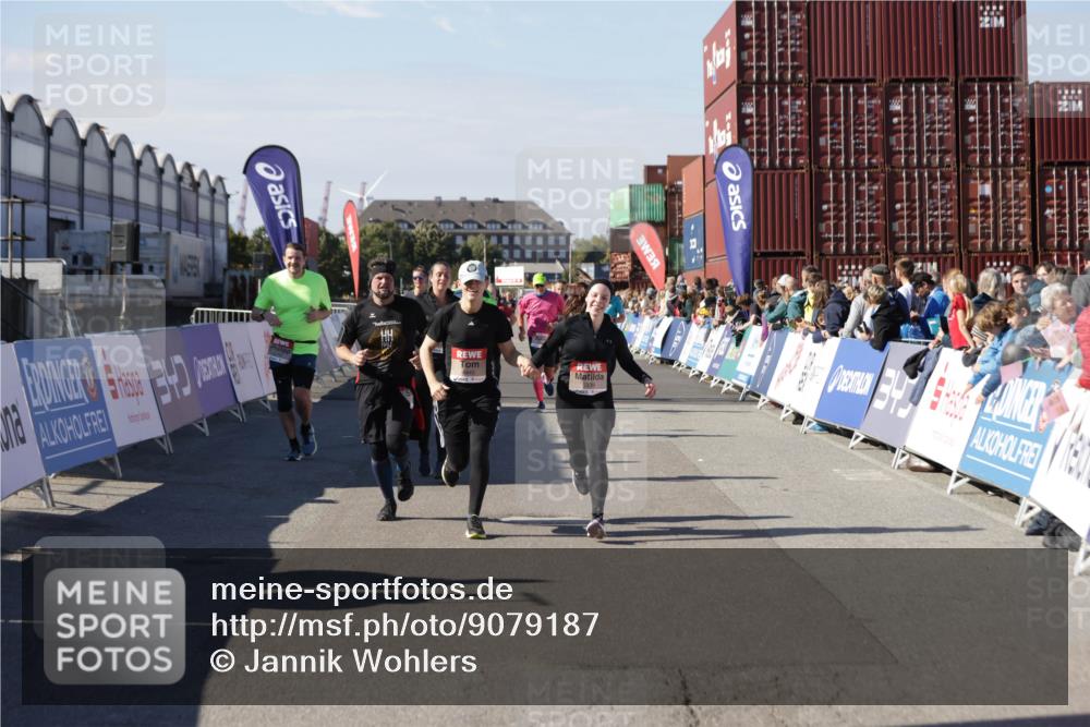 03.10.2025 - Köhlbrandbrückenlauf Jannik Wohlers http://msf.ph/oto/9079187 03.10.2025 13:17:42 Ziel 4012, 4410, 4645, 4679, 4746, 5168, 5339, 5685, 5731, 5732, 5906, 5909, 5917, 6331, 6388, 6485, 6704, 6710 meine-sportfotos.de