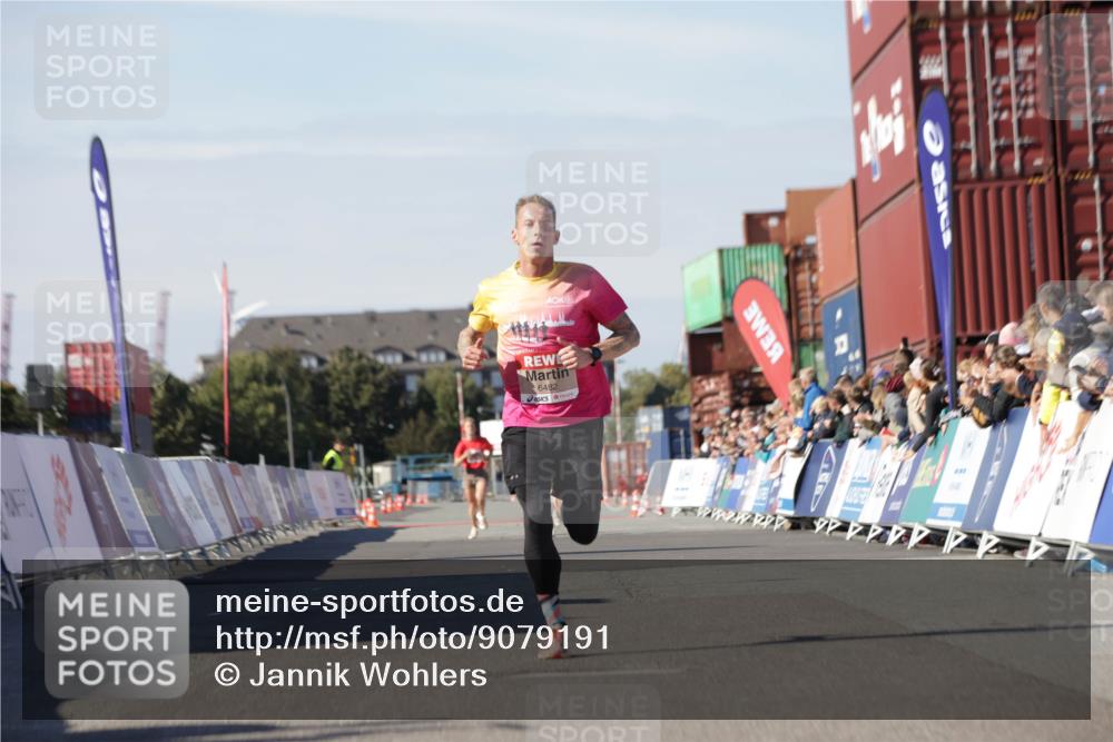 03.10.2025 - Köhlbrandbrückenlauf Jannik Wohlers http://msf.ph/oto/9079191 03.10.2025 12:49:34 Ziel 6482 meine-sportfotos.de