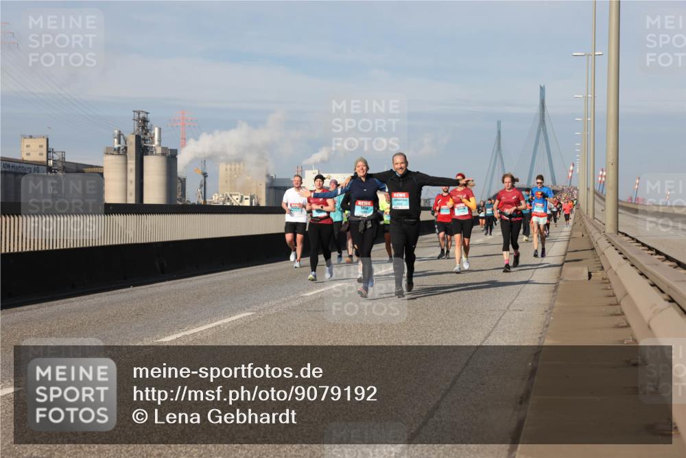 03.10.2025 - Köhlbrandbrückenlauf Lena Gebhardt http://msf.ph/oto/9079192 03.10.2025 10:03:23 Position 2 2300 meine-sportfotos.de