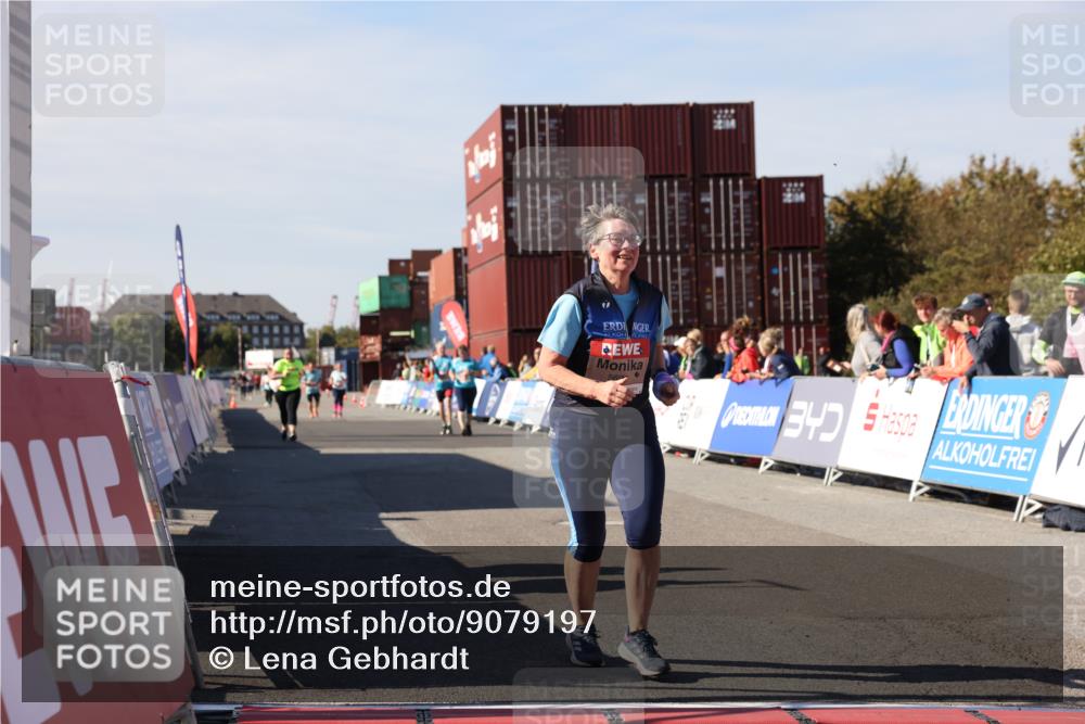 03.10.2025 - Köhlbrandbrückenlauf Lena Gebhardt http://msf.ph/oto/9079197 03.10.2025 13:44:41 Ziel 5696, 5919 meine-sportfotos.de
