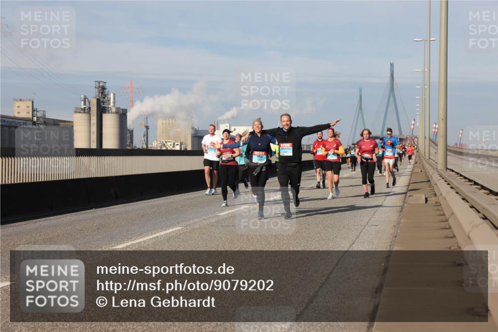 03.10.2025 - Köhlbrandbrückenlauf Lena Gebhardt http://msf.ph/oto/9079202 03.10.2025 10:03:23 Position 2 4 meine-sportfotos.de