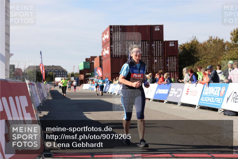 03.10.2025 - Köhlbrandbrückenlauf Lena Gebhardt http://msf.ph/oto/9079205 03.10.2025 13:44:41 Ziel 5696, 5919 meine-sportfotos.de
