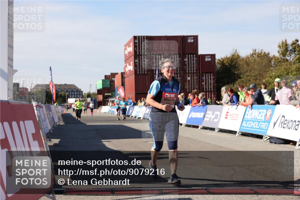 03.10.2025 - Köhlbrandbrückenlauf Lena Gebhardt http://msf.ph/oto/9079216 03.10.2025 13:44:41 Ziel 5696, 5919 meine-sportfotos.de