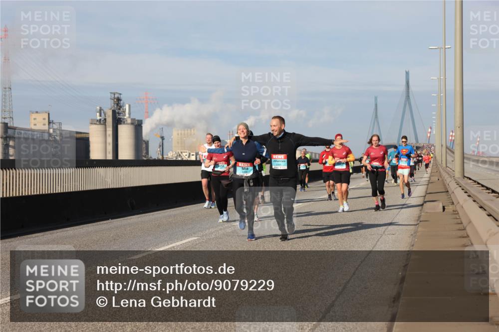 03.10.2025 - Köhlbrandbrückenlauf Lena Gebhardt http://msf.ph/oto/9079229 03.10.2025 10:03:24 Position 2 2300 meine-sportfotos.de