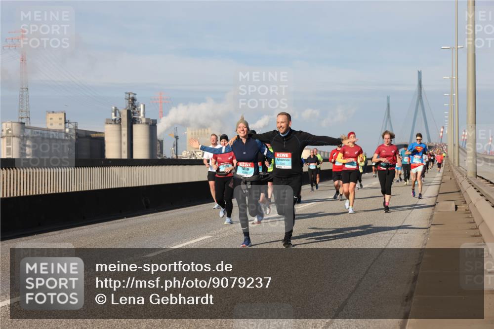 03.10.2025 - Köhlbrandbrückenlauf Lena Gebhardt http://msf.ph/oto/9079237 03.10.2025 10:03:24 Position 2 2298, 2300 meine-sportfotos.de