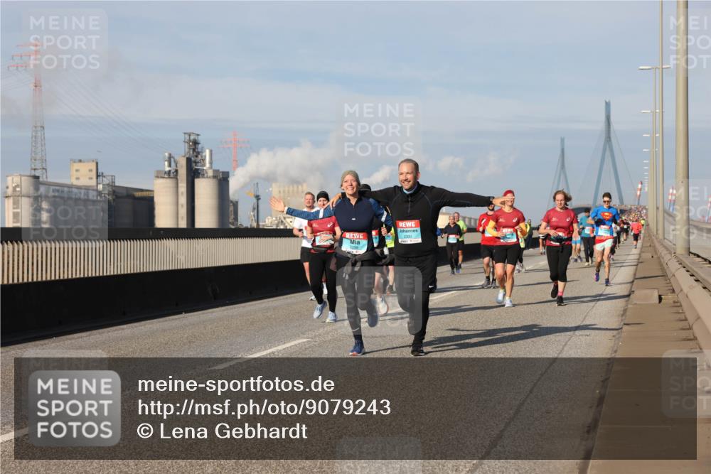 03.10.2025 - Köhlbrandbrückenlauf Lena Gebhardt http://msf.ph/oto/9079243 03.10.2025 10:03:24 Position 2 2300, 2298 meine-sportfotos.de