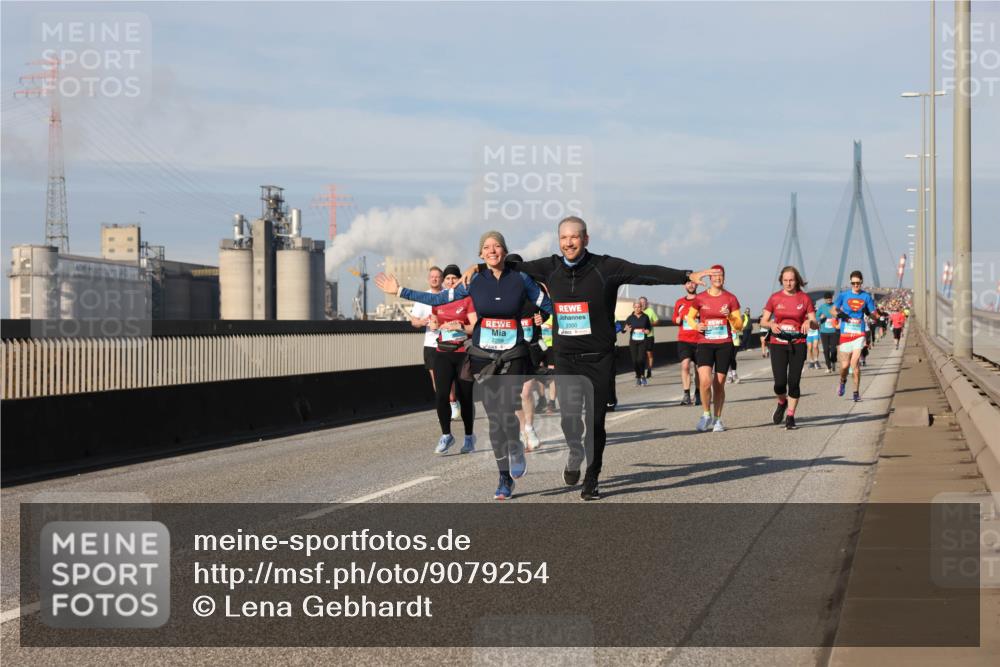 03.10.2025 - Köhlbrandbrückenlauf Lena Gebhardt http://msf.ph/oto/9079254 03.10.2025 10:03:24 Position 2 2300, 2298 meine-sportfotos.de