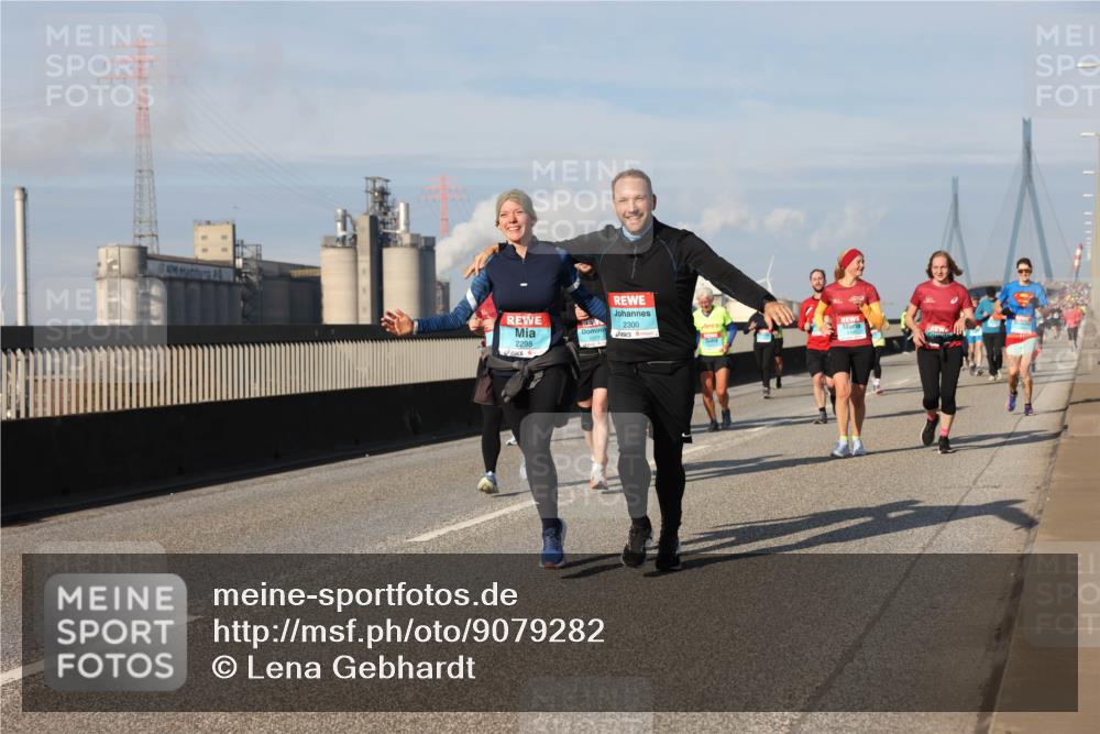 03.10.2025 - Köhlbrandbrückenlauf Lena Gebhardt http://msf.ph/oto/9079282 03.10.2025 10:03:25 Position 2 2298, 2071, 2300 meine-sportfotos.de
