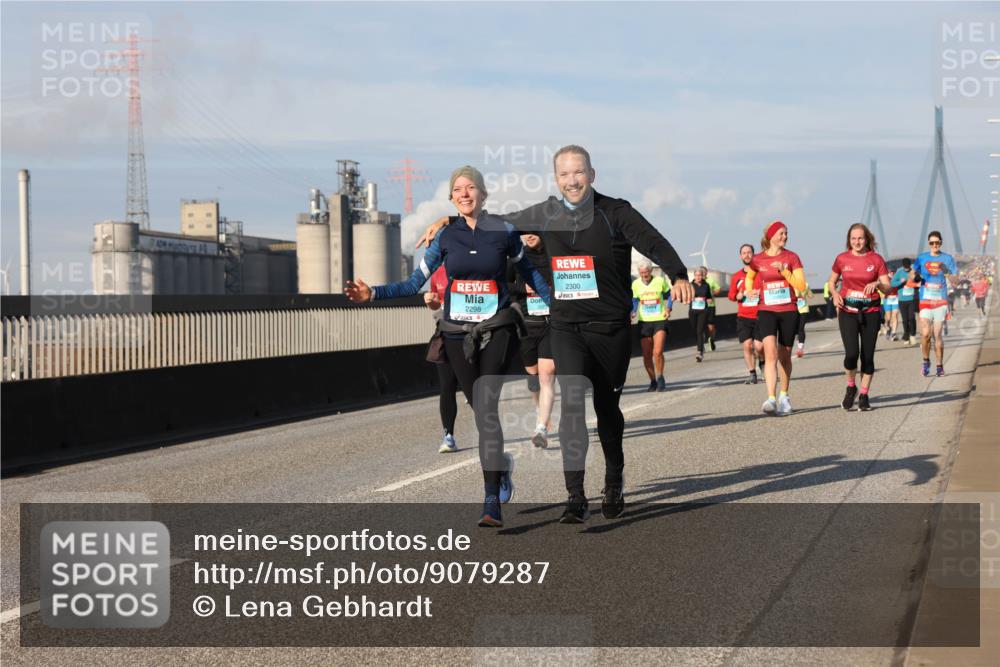 03.10.2025 - Köhlbrandbrückenlauf Lena Gebhardt http://msf.ph/oto/9079287 03.10.2025 10:03:25 Position 2 2300, 2298 meine-sportfotos.de