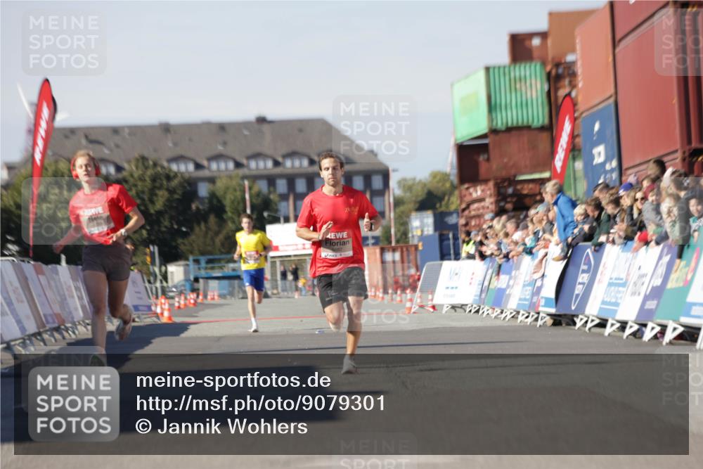 03.10.2025 - Köhlbrandbrückenlauf Jannik Wohlers http://msf.ph/oto/9079301 03.10.2025 12:49:40 Ziel 5687, 5688, 6482 meine-sportfotos.de