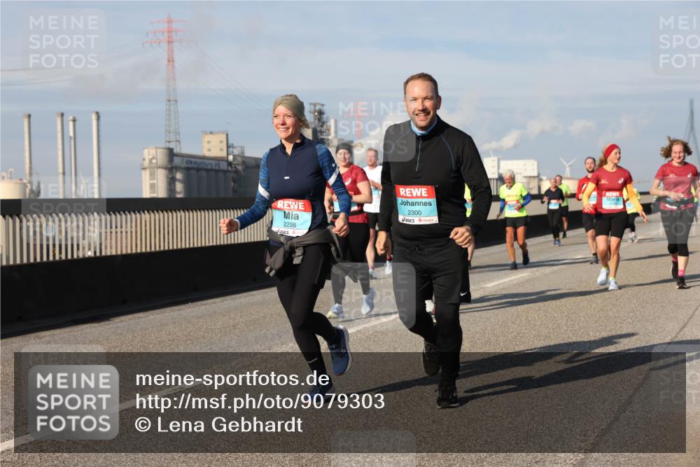 03.10.2025 - Köhlbrandbrückenlauf Lena Gebhardt http://msf.ph/oto/9079303 03.10.2025 10:03:25 Position 2 2298, 2300 meine-sportfotos.de