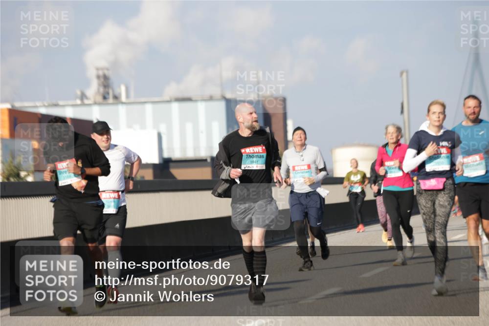 03.10.2025 - Köhlbrandbrückenlauf Jannik Wohlers http://msf.ph/oto/9079317 03.10.2025 10:01:24 Position 3 2168, 1941, 1121 meine-sportfotos.de