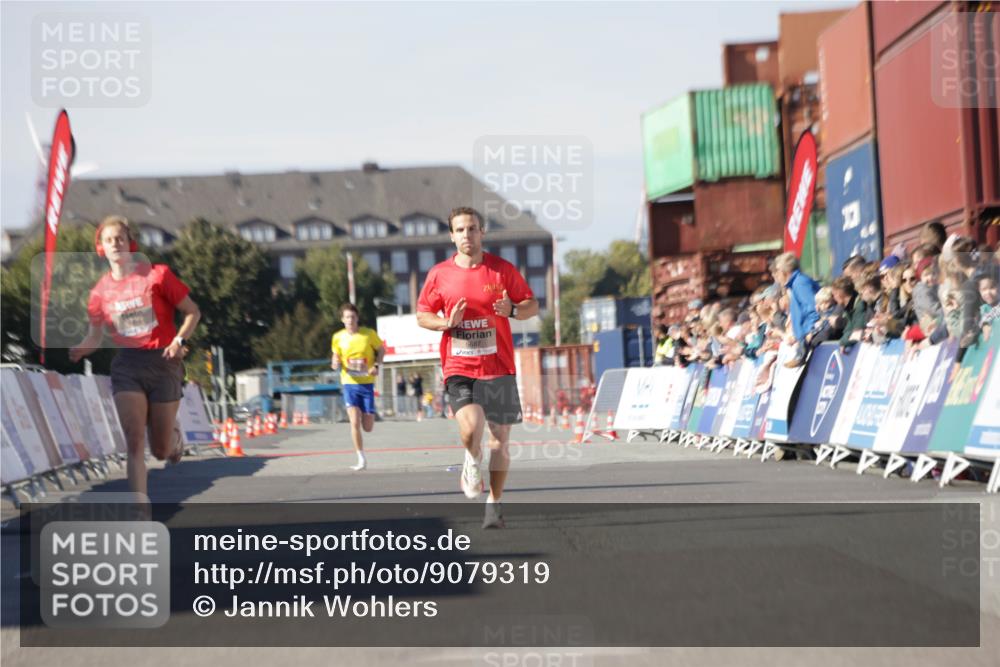 03.10.2025 - Köhlbrandbrückenlauf Jannik Wohlers http://msf.ph/oto/9079319 03.10.2025 12:49:40 Ziel 5687, 5688, 6482 meine-sportfotos.de