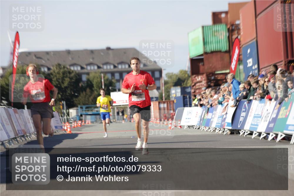 03.10.2025 - Köhlbrandbrückenlauf Jannik Wohlers http://msf.ph/oto/9079333 03.10.2025 12:49:40 Ziel 5687, 5688, 6482 meine-sportfotos.de