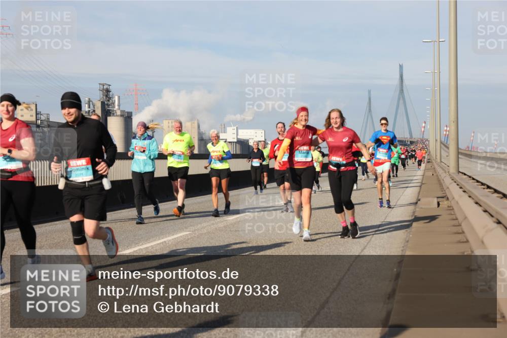 03.10.2025 - Köhlbrandbrückenlauf Lena Gebhardt http://msf.ph/oto/9079338 03.10.2025 10:03:27 Position 2 2071 meine-sportfotos.de