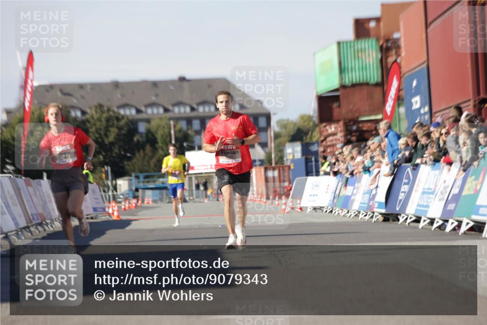03.10.2025 - Köhlbrandbrückenlauf Jannik Wohlers http://msf.ph/oto/9079343 03.10.2025 12:49:40 Ziel 5687, 5688, 6482 meine-sportfotos.de