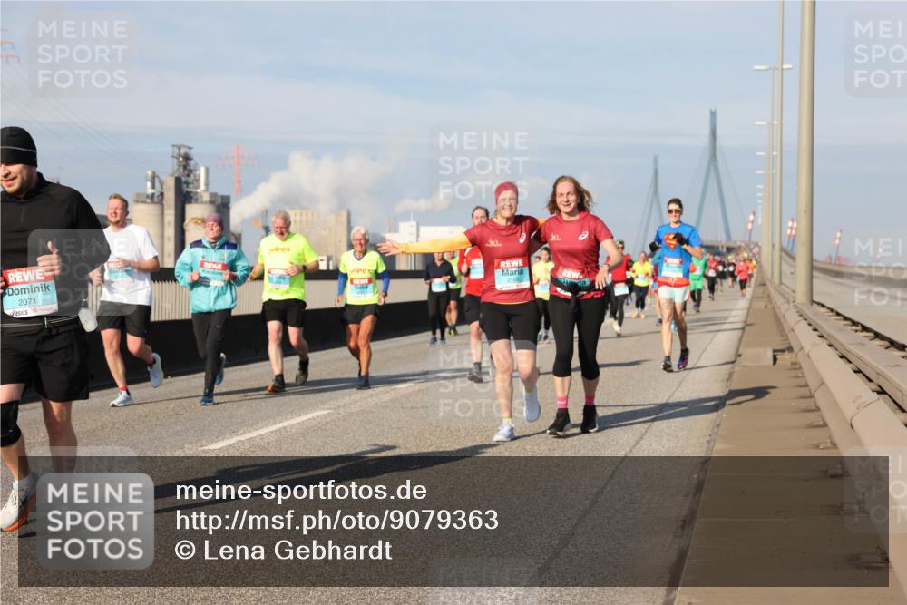 03.10.2025 - Köhlbrandbrückenlauf Lena Gebhardt http://msf.ph/oto/9079363 03.10.2025 10:03:27 Position 2 2071 meine-sportfotos.de
