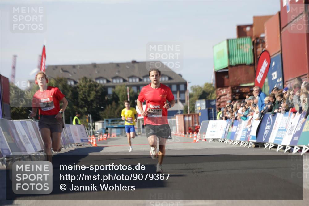03.10.2025 - Köhlbrandbrückenlauf Jannik Wohlers http://msf.ph/oto/9079367 03.10.2025 12:49:41 Ziel 5687, 5688, 6482 meine-sportfotos.de