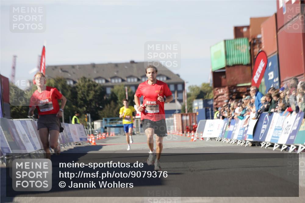 03.10.2025 - Köhlbrandbrückenlauf Jannik Wohlers http://msf.ph/oto/9079376 03.10.2025 12:49:41 Ziel 5687, 5688, 6482 meine-sportfotos.de