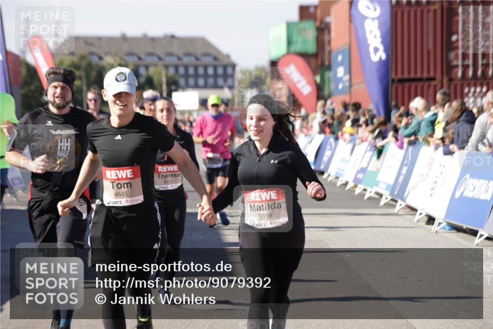03.10.2025 - Köhlbrandbrückenlauf Jannik Wohlers http://msf.ph/oto/9079392 03.10.2025 13:17:42 Ziel 4012, 4410, 4645, 4679, 4746, 5168, 5339, 5685, 5731, 5732, 5906, 5909, 5917, 6331, 6388, 6485, 6704, 6710 meine-sportfotos.de