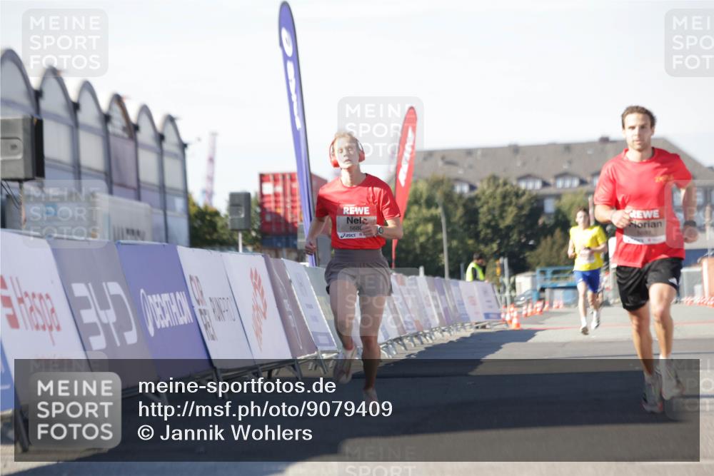 03.10.2025 - Köhlbrandbrückenlauf Jannik Wohlers http://msf.ph/oto/9079409 03.10.2025 12:49:42 Ziel 5687, 5688, 6482 meine-sportfotos.de