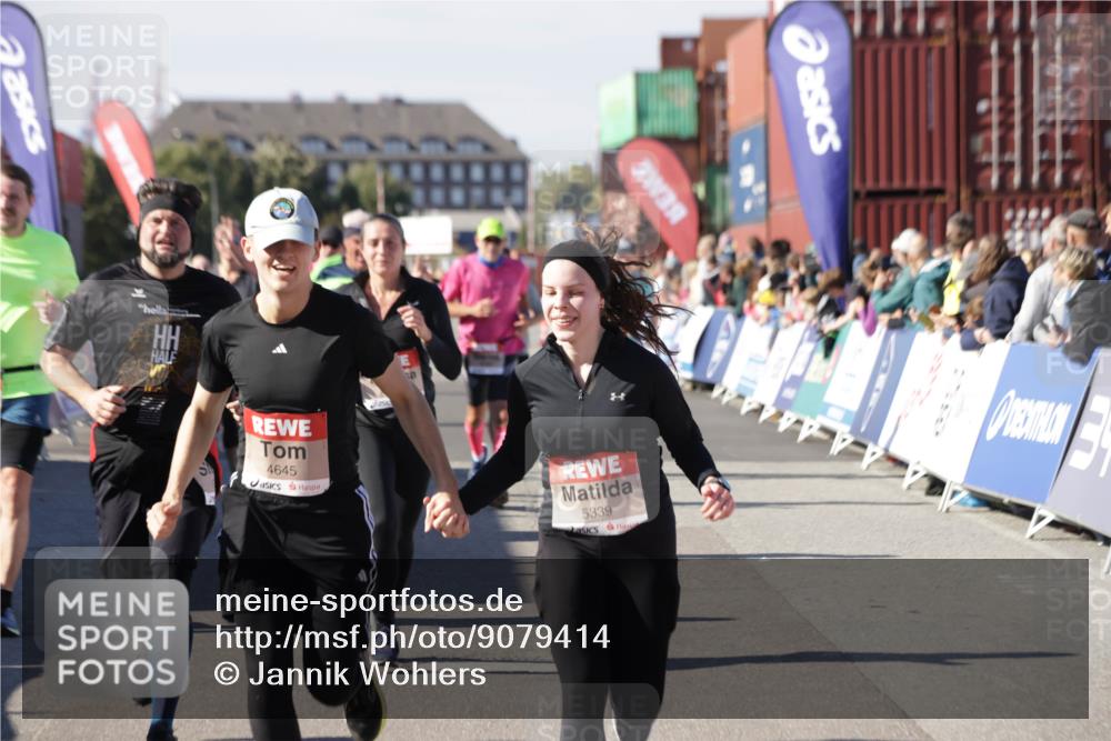 03.10.2025 - Köhlbrandbrückenlauf Jannik Wohlers http://msf.ph/oto/9079414 03.10.2025 13:17:43 Ziel 4012, 4410, 4645, 4679, 4829, 5168, 5339, 5685, 5731, 5732, 5906, 5909, 5917, 6331, 6388, 6485, 6704 meine-sportfotos.de
