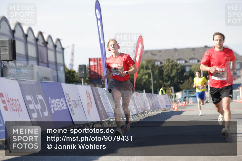 03.10.2025 - Köhlbrandbrückenlauf Jannik Wohlers http://msf.ph/oto/9079431 03.10.2025 12:49:42 Ziel 5687, 5688, 6482 meine-sportfotos.de