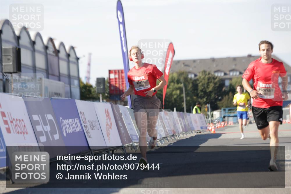 03.10.2025 - Köhlbrandbrückenlauf Jannik Wohlers http://msf.ph/oto/9079444 03.10.2025 12:49:42 Ziel 5687, 5688, 6482 meine-sportfotos.de