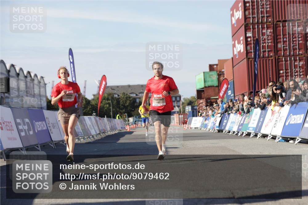03.10.2025 - Köhlbrandbrückenlauf Jannik Wohlers http://msf.ph/oto/9079462 03.10.2025 12:49:43 Ziel 5687, 5688, 6253, 6482 meine-sportfotos.de