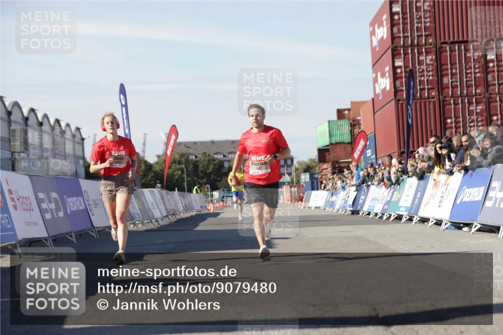 03.10.2025 - Köhlbrandbrückenlauf Jannik Wohlers http://msf.ph/oto/9079480 03.10.2025 12:49:43 Ziel 5687, 5688, 6253, 6482 meine-sportfotos.de