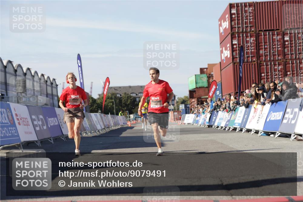 03.10.2025 - Köhlbrandbrückenlauf Jannik Wohlers http://msf.ph/oto/9079491 03.10.2025 12:49:43 Ziel 5687, 5688, 6253, 6482 meine-sportfotos.de