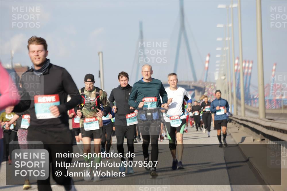 03.10.2025 - Köhlbrandbrückenlauf Jannik Wohlers http://msf.ph/oto/9079507 03.10.2025 10:01:30 Position 3 3824, 2413, 1760, 113 meine-sportfotos.de