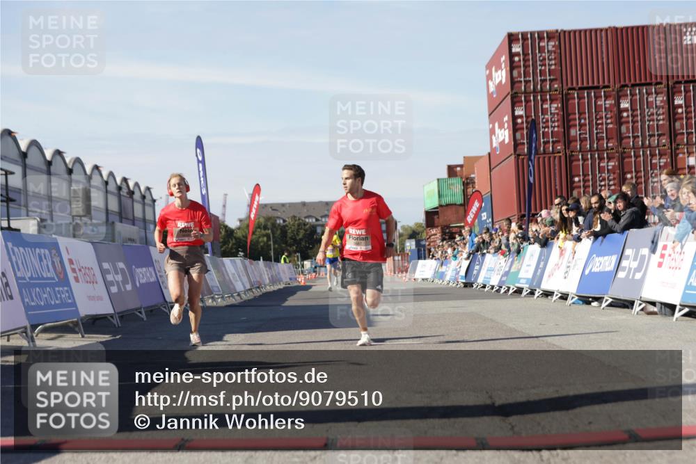 03.10.2025 - Köhlbrandbrückenlauf Jannik Wohlers http://msf.ph/oto/9079510 03.10.2025 12:49:44 Ziel 5687, 5688, 6253, 6482 meine-sportfotos.de