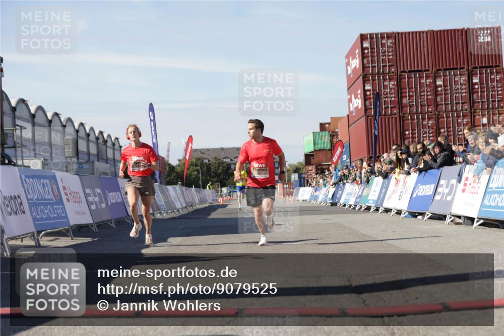 03.10.2025 - Köhlbrandbrückenlauf Jannik Wohlers http://msf.ph/oto/9079525 03.10.2025 12:49:44 Ziel 5687, 5688, 6253, 6482 meine-sportfotos.de