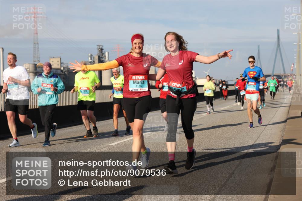 03.10.2025 - Köhlbrandbrückenlauf Lena Gebhardt http://msf.ph/oto/9079536 03.10.2025 10:03:29 Position 2 3520, 2169, 1709 meine-sportfotos.de