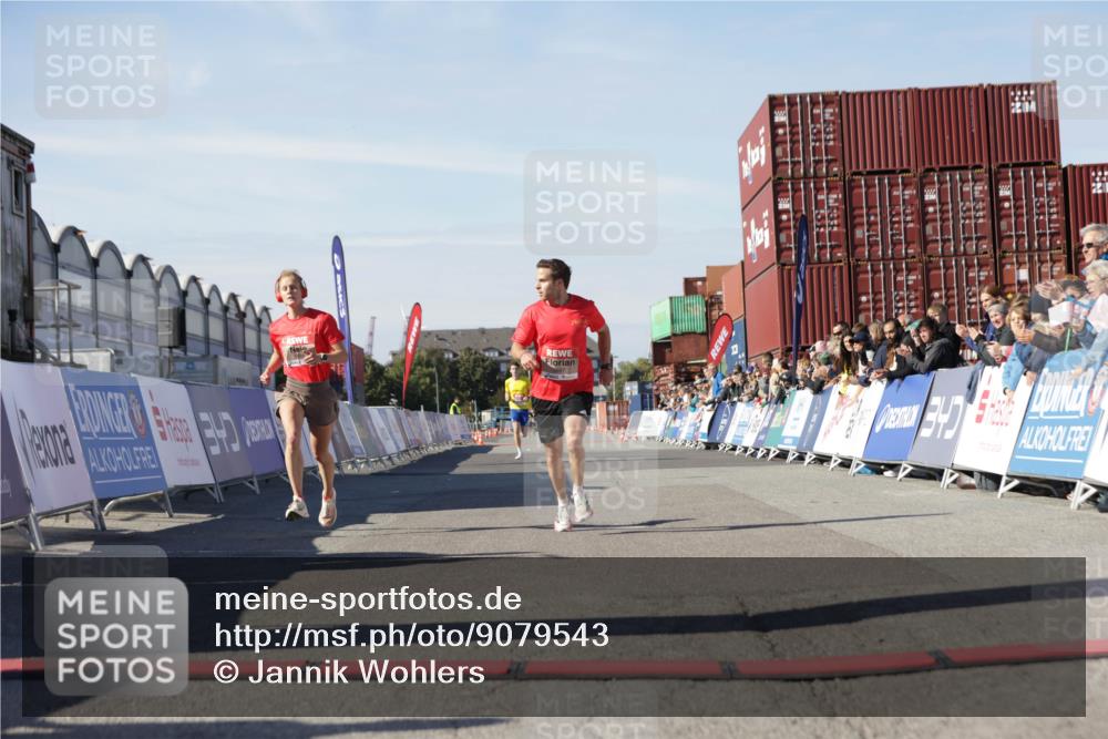 03.10.2025 - Köhlbrandbrückenlauf Jannik Wohlers http://msf.ph/oto/9079543 03.10.2025 12:49:44 Ziel 5687, 5688, 6253, 6482 meine-sportfotos.de