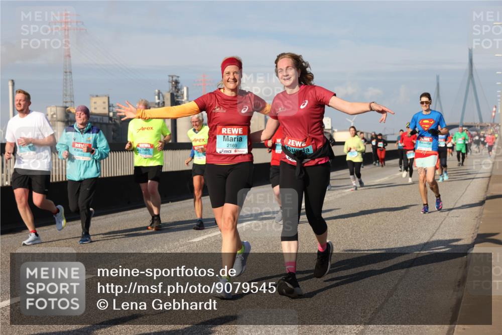 03.10.2025 - Köhlbrandbrückenlauf Lena Gebhardt http://msf.ph/oto/9079545 03.10.2025 10:03:29 Position 2 3519, 2169 meine-sportfotos.de