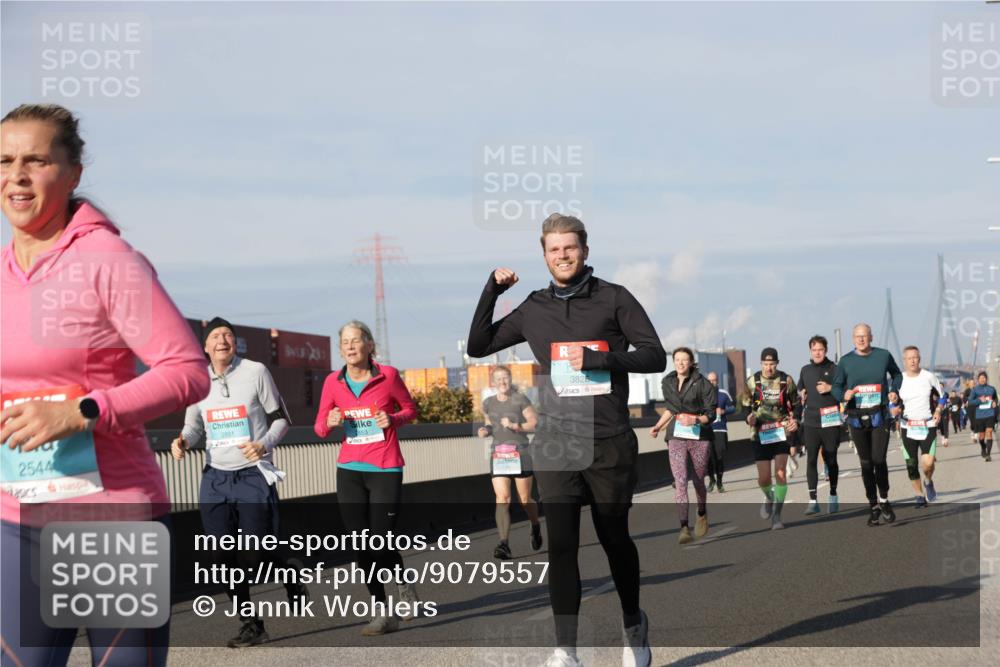 03.10.2025 - Köhlbrandbrückenlauf Jannik Wohlers http://msf.ph/oto/9079557 03.10.2025 10:01:32 Position 3 2544, 28511, 3826 meine-sportfotos.de