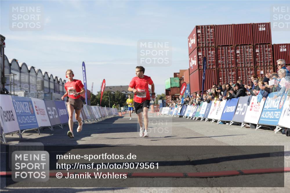 03.10.2025 - Köhlbrandbrückenlauf Jannik Wohlers http://msf.ph/oto/9079561 03.10.2025 12:49:44 Ziel 5687, 5688, 6253, 6482 meine-sportfotos.de